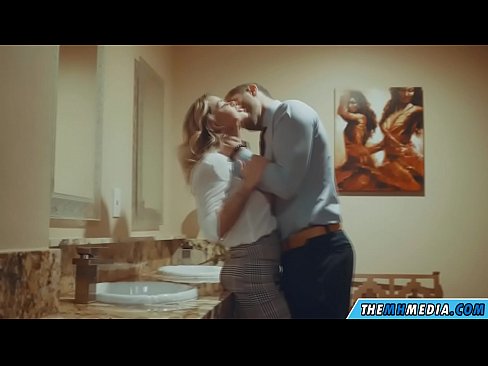 ❤️ Quan una rossa tetona et sedueix en un lavabo públic ️❌ Porno rus a nosaltres ❌️